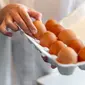 Perhatikan tanggal kedaluwarsa telur. (c) Shutterstock/Melnikov Dmitriy