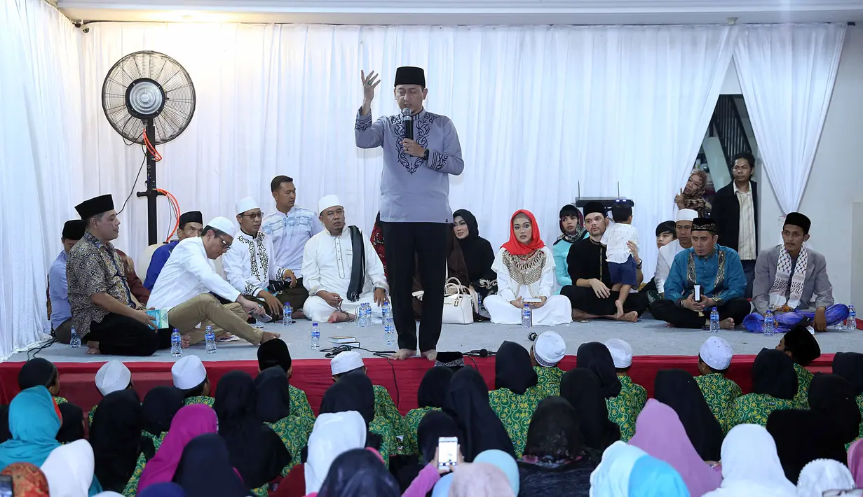 Keluarga mendiang Julia Perez menggelar acara tahlilan 40 hari meninggalnya pelantun lagu Belah Duren dan pemeran tersebut. Acara mendoakan almarhumah Jupe digelar di kediamannya Rabu (19/7/2017) malam. (Nurwahyunan/Bintang.com)