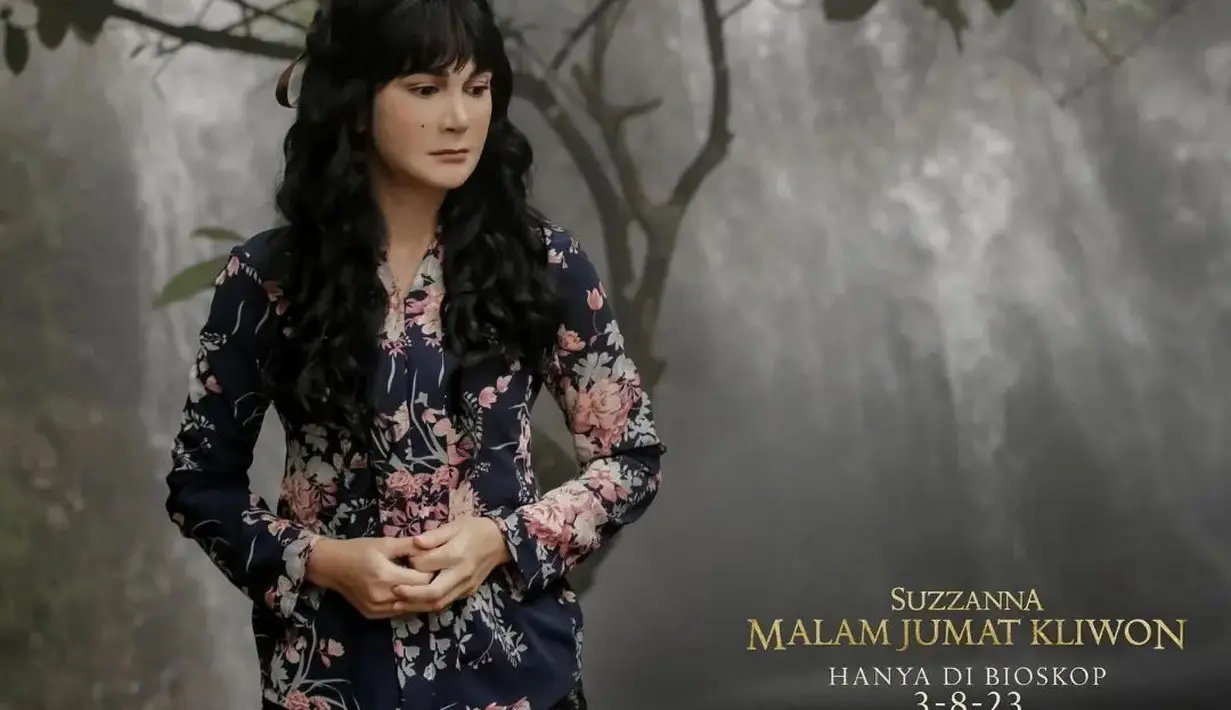 Masih saat memerankan Suzzanna dalam film Suzzanna: Malam Jumat Kliwon, Luna Maya kembali terlihat mengenakan kebaya. Kebaya tradisional biru navy dihiasi motif flora cantik berwarna merah muda dan hijau yang lembut. [Foto: Instagram/suzzannaofficial]