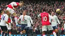 Nicklas Bendtner (kiri) yang kala itu berseragam Arsenal hanya butuh 1,8 detik untuk membobol gawang Tottenham Hotspur pada 22 Desember 2007. (Foto: AFP/Carl De Souza)