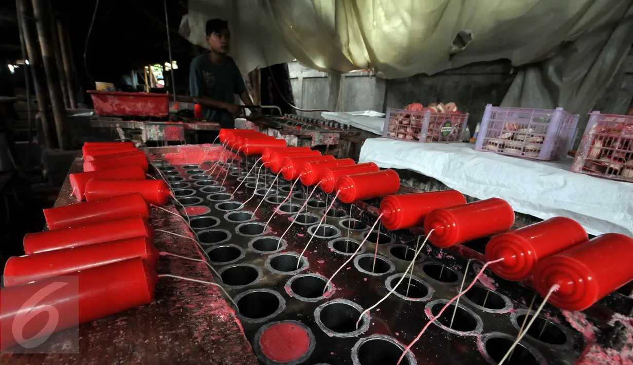 Lilin dikeluarkan dari mesin cetak, Kampung Melayu, Teluk Naga, Tangerang, Sabtu (23/1/2016). Pemesanan lilin menjelang Imlek naik hingga 4x lipat dari hari-hari biasa. (Liputan6.com/Johan Tallo)