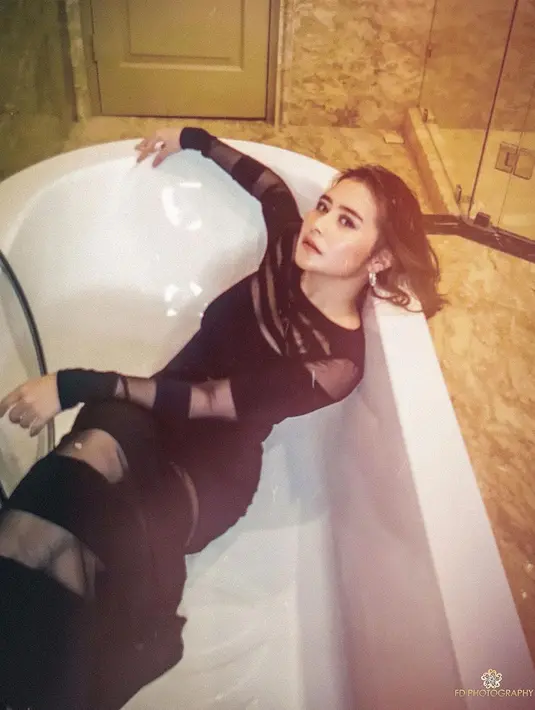 Bahkan, saat melakukan pemotretan virtual, Prilly Latuconsina sempat menggunakan sebuah dress panjang berwarna hitam. Pemotretan yang dilakukan di bathtub ini juga curi perhatian netizen karena prilly terlihat memesona. (Liputan6.com/IG/@prillylatuconsina96)