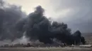 Tim pemadam kebakaran dan darurat Iran terus berjibaku memadamkan kobaran api akibat serangan tersebut. Tampak dalam foto, kepulan asap tebal membubung dari fasilitas penyimpanan minyak yang terkena serangan AS-Israel pada Sabtu 7 Maret 2026 malam di Teheran, Iran, Minggu 8 Maret 2026. (AP Photo/Vahid Salemi)