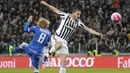 Bek Juventus, Leonardo Bonucci, duel udara dengan gelandang Sassuolo, Davide Biondini. Sementara kekalahan ini membuat Sassuolo tertahan di posisi ke-7 klasemen sementara. (Reuters/Giorgio Perrotino)