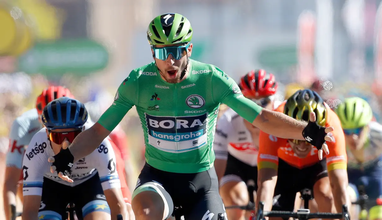 Pebalap sepeda Slovakia Peter Sagan melakukan selebrasi saat melintasi garis finish pada etape kelima Tour de France di Colmar, Prancis, Rabu (10/7/2019). Peter Sagan menjuarai etape kelima Tour de France setelah melewati rute sepanjang 175,5 Km dari Saint-Dié-des-Vosges ke Colmar. (AP Photo/Christo