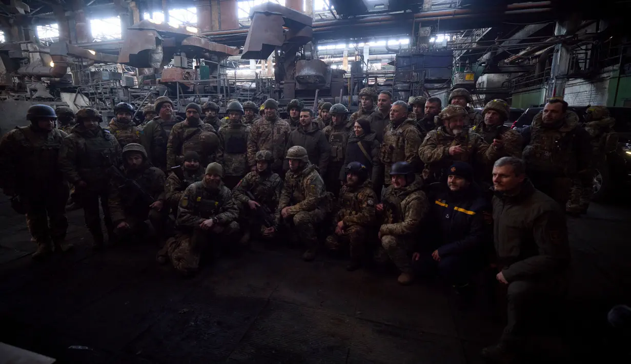 Presiden Ukraina Volodymyr Zelenskyy (tengah) berfoto dengan tentara di lokasi pertempuran terberat melawan Rusia di Bakhmut, Ukraina, 20 Desember 2022. Tentara bayaran dari Grup Wagner, sebuah perusahaan militer bayangan Rusia, dilaporkan memimpin serangan di Bakhmut. (Ukrainian Presidential Press Office via AP)