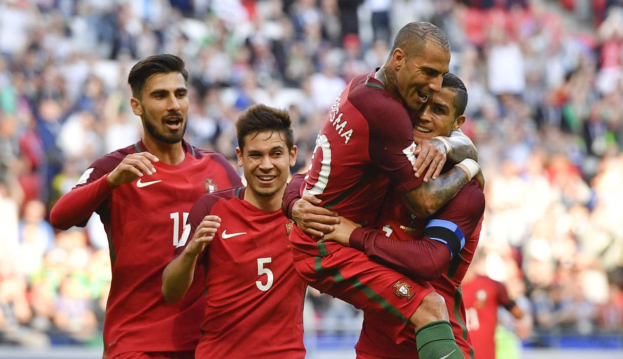 Para pemain Portugal merayakan gol Ricardo Quaresma saat melwan Meksiko pada laga Piala Konfederasi 2017 grup A di Kazan Arena, (18/6/2017). Portugal bermain imbang 2-2. (AP/Martin Meissner)
