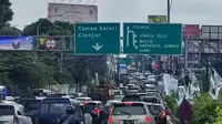 Ruas jalan Tol Jagorawi dan arteri mengarah Puncak, Kabupaten Bogor masih dipadati kendaraan wisatawan di hari keempat libur lebaran Idul Fitri.