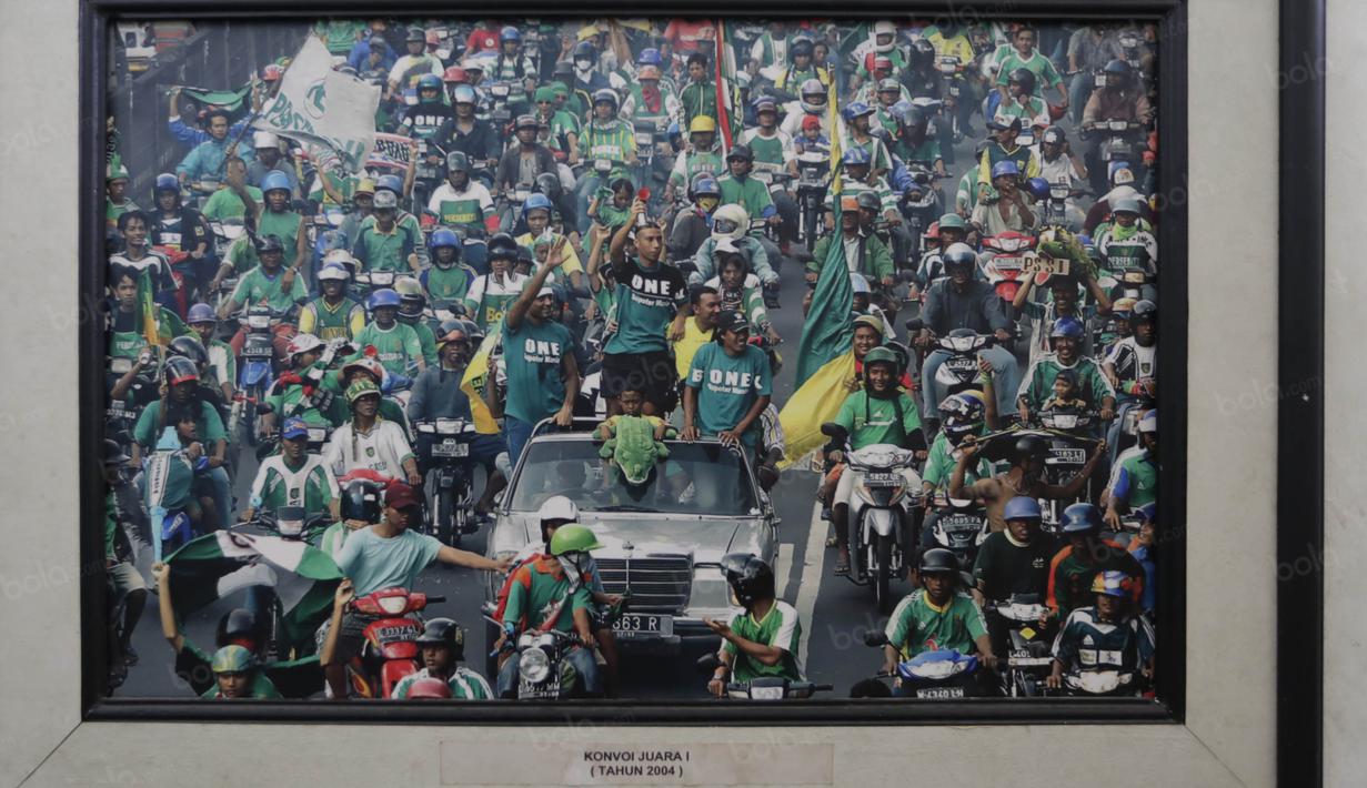 Foto Tim Persebaya Surabaya saat menjuarai Liga Indonesia pada tahun 2004 terpampang pada salah satu ruangan di Wisma Persebaya Karanggayam, Surabaya, Jumat(10/6/2016). (Bola.com/Nicklas Hanoatubun)