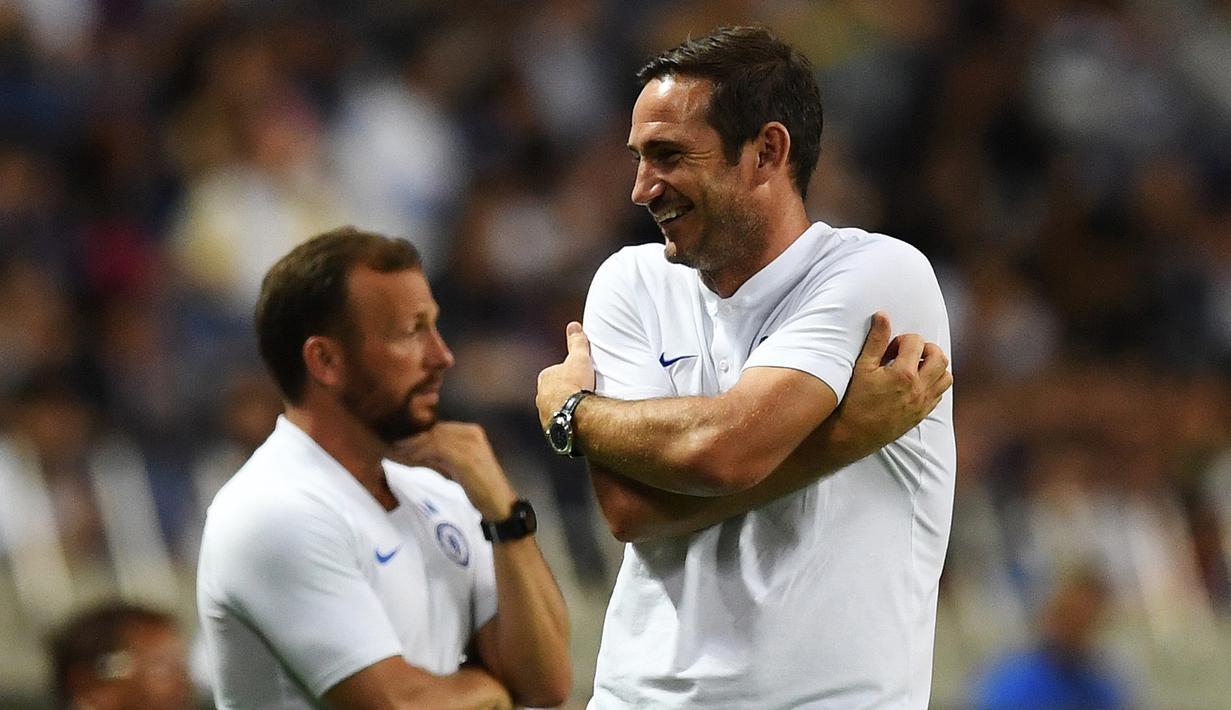 Pelatih Chelsea Frank Lampard tersenyum selama pertandingan melawan Barcelona pada laga  pramusim di Saitama Stadium 2002, Tokyo (23/7/2019). Pada debutnya bersama Chelsea Lampard juga mengalami kekalahan oleh klub Republik Irlandia, Bohemians FC. (AFP Photo/Charly Triballeau)