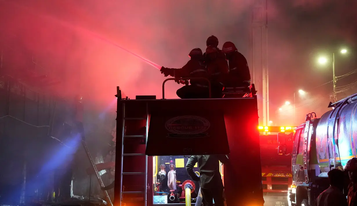 Penyebab kebakaran belum jelas dan petugas mengatakan mereka masih menyelidikinya. (AP Photo/Fareed Khan)