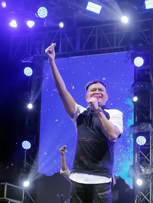 Kedua vokalis grup band Kahitna itu benar-benar mengharu birukan suasana dan perasaan penonton. Terlebih ketika lagu Andai Dia Tahu dan Tentang Diriku dibawakan dengan denting keyboard yang dimainkan Yovie Widianto. [Foto: Bambang E Ros/Fimela.com]