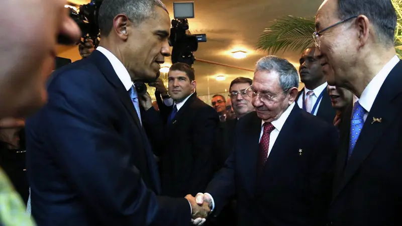 Momen Bersejarah, Obama Jabat Tangan Raul Castro di KTT Amerika