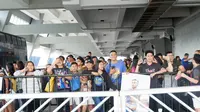 Fans menunggu kedatangan bintang NBA, Stephen Curry, di Mall of Asia Arena, Manila, Jumat (7/9/2018). (Bola.com/Yus Mei Sawitri)