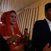 Usai mengikuti prosesi adat pernikahan Kahiyang Ayu, Jokowi menyempatkan diri memberikan wejangan pada putrinya.