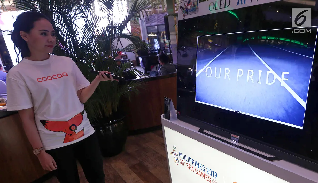Model mencoba smart tv edisi khusus Sea Games saat pengumuman Coocaa sebagai sponsor platinum Sea Games 2019 di Jakarta, Senin (2/9/2019). Coocaa meluncurkan serangkaian kegiatan dan kampanye untuk para pelanggan dengan penawaran luar biasa serta hadiah yang spektakuler. (Liputan6.com/HO/Bon)