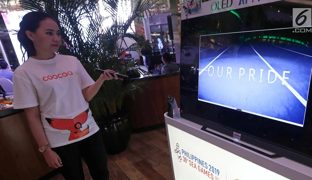 Model mencoba smart tv edisi khusus Sea Games saat pengumuman Coocaa sebagai sponsor platinum Sea Games 2019 di Jakarta, Senin (2/9/2019). Coocaa meluncurkan serangkaian kegiatan dan kampanye untuk para pelanggan dengan penawaran luar biasa serta hadiah yang spektakuler. (Liputan6.com/HO/Bon)