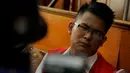 Wajah sedih Ahmad Imam Al Hafitd pelaku pembunuhan Ade Sara Angelina Suroto saat dituntut seumur hidup oleh Jaksa di Pengadilan Negeri, Jakpus, Selasa (4/11/2014).(Liputan6.com/Faisal R Syam)