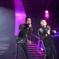 Penampilannya Marelan Alfin Ladeli (21) dan Hamparan Perak Alfin Habib (23) atau duo Alfin, bagi Bunda Hetty sangat menghibur, namun ada yang kurang. (Andy Masela/Bintang.com)