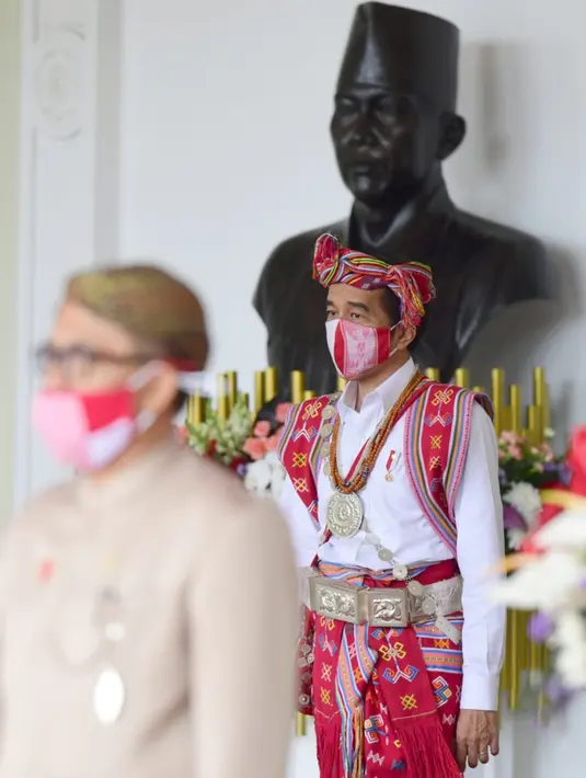Presiden Joko Widodo atau Jokowi saat mengikuti Upacara Peringatan Detik-detik Proklamasi di halaman Istana Merdeka Jakarta, Senin (17/8/2020). Kali ini, Presiden Jokowi memilih menggunakan baju adat Timor Tengah Selatan dari Nusa Tenggara Timur ( NTT). (Foto: Biro Pers Sekretariat Presiden)