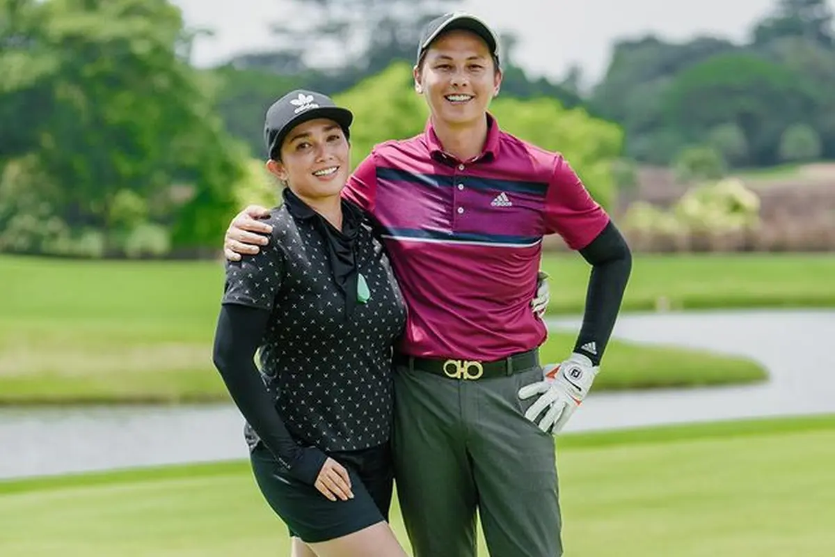 7 Momen Andhika Pratama dan Ussy Sulistiawaty yang Kini Hobi Main Golf