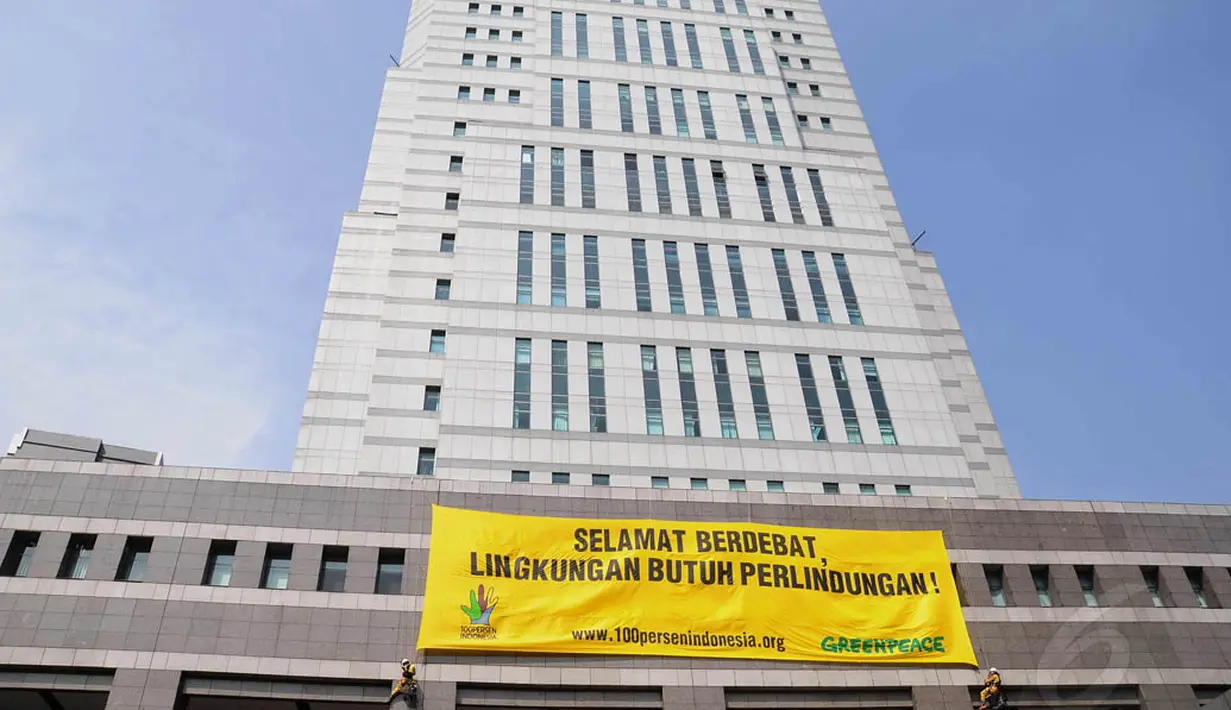 Spanduk tersebut dibentangkan di depan gedung Bidakara, Jakarta, Jumat (4/7/14). (Liputan6.com/Faizal Fanani)