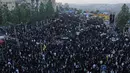 Pria Yahudi Ultra-Ortodoks menghadiri unjuk rasa menentang rencana pemaksaan mereka untuk bertugas di militer Israel, di Yerusalem, Kamis 30 Oktober 2025. Untuk menangani aksi unjuk rasa tersebut, pihak keamanan Israel menutup jalan raya utama di pintu masuk Yerusalem dan mengerahkan lebih dari 2.000 personel. (AP Photo/Mahmoud Illean)