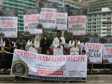 Sejumlah masa dari Jama'ah Ansharusy Syariah melakukan aksi Tarhib Ramadhan di Bundaran HI, Jakarta Pusat, Minggu (29/5). Aksi tersebut selain Tarhib Ramadhan mereka juga menolak ajaran syi'ah, Komunis dan kaum LGBT. (Liputan6.com/Herma Zakharia)