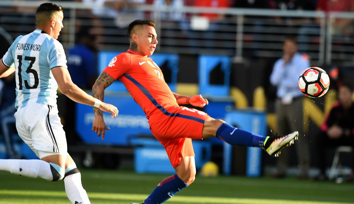 Penyerang Chile, Eduardo Vargas (kanan) berusaha mengambil bola dari kejaran bek Argentina, Ramiro Funes Mori pada Copa America Centenario 2016 di Levi's Stadium, California, AS (7/6). Argentina menang atas Chile dengan skor 2-1. (AFP/Mark Ralston)