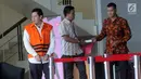 Bupati nonaktif Cianjur Irvan Rivano Muchtar (kiri) usai menjalani pemeriksaan lanjutan di Gedung KPK, Jakarta, Rabu (10/4). Irvan diperiksa sebagai tersangka untuk melengkapi berkas dalam kasus dugaan suap anggaran pendidikan dari para kepala sekolah di kawasan Cianjur. (merdeka.com/Dwi Narwoko)