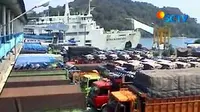 Antrean truk di Pelabuhan Merak. Kepadatan terjadi karena kurangnya kapal roro yang beroperasi sedangkan kendaraan yang menyeberang semakin banyak.