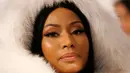 Penyanyi Nicki Minaj berpose ketika menghadiri fashion show koleksi Fall/Winter 2017 Oscar de la Renta di New York Fashion week, Senin (11/9). Rapper 34 tahun itu memancing perhatian dengan mantel bulu tebal saat cuaca panas. (AP Photo/Kathy Willens)