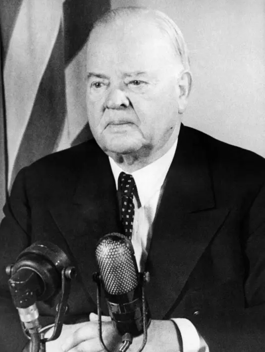 Presiden Amerika Serikat Herbert Hoover saat berpidato di radio pada 20 Oktober 1950. Presiden AS ke-31 yang menjabat antara 1929-1933 ini kalah dari Franklin Roosevelt karena dinilai gagal atas kejatuhan pasar saham pada 1929 yang menyebabkan Depresi Hebat. (Photo by - /INTERCONTINENTALE/AFP)