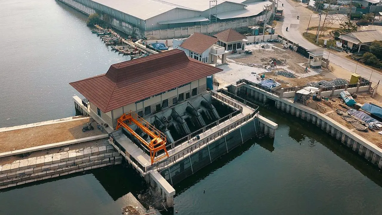 Pembangunan Bendung Gerak di Kanal Banjir Barat untuk pengendalian banjir di Kota Semarang, Jawa Tengah. (Foto Kementerian PUPR)