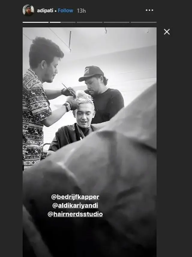5 Potret Terbaru Adipati Dolken dengan Rambut Warna Pink, Nyentrik