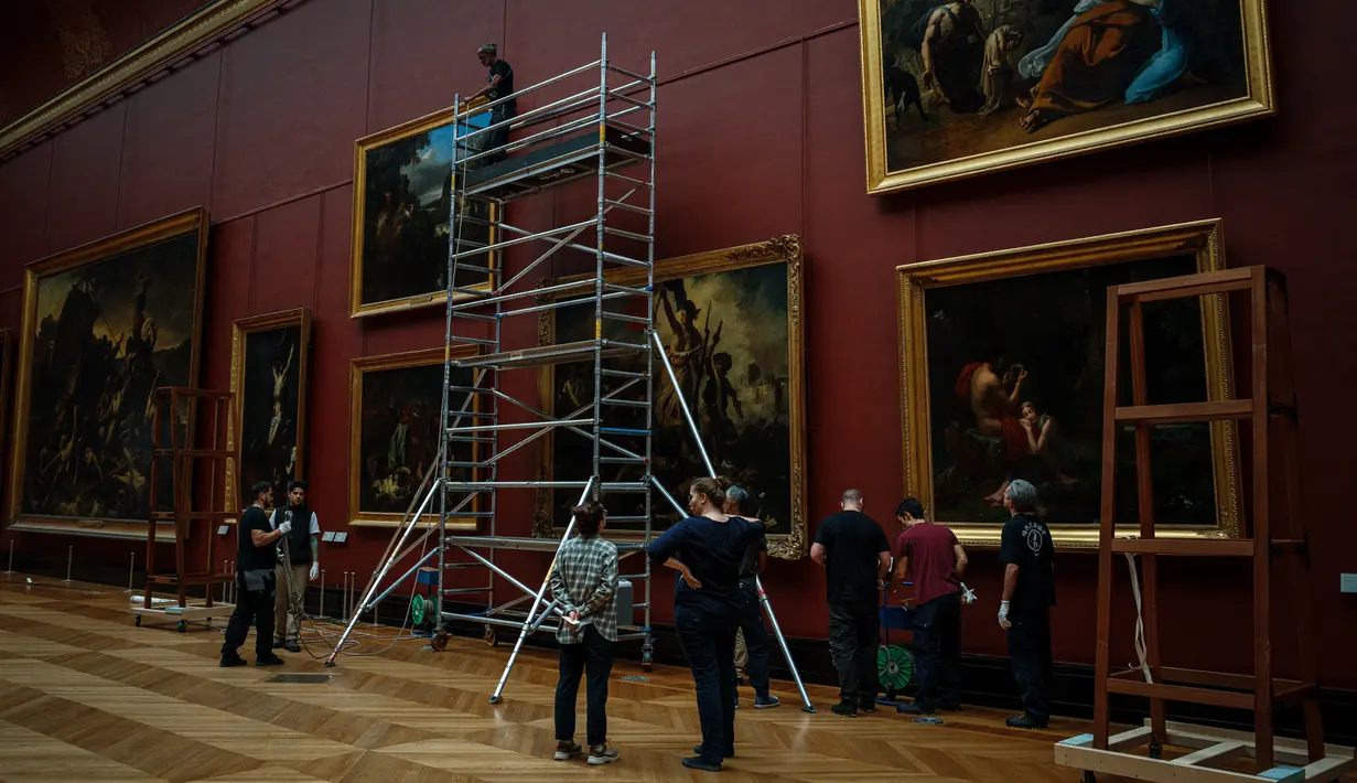 Lukisan cat minyak berukuran 3,25 (10 kaki delapan inci) kali 2,60 meter (delapan setengah kaki) ini menjadi kebanggaan tersendiri di salah satu ruangan merah besar Louvre di Paris. (Dimitar DILKOFF / AFP)