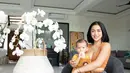 Berpose santai bersama baby Don, Jessica Iskandar tampak mengenakan crop top dan long pants nuansa oranye. @inijedar.