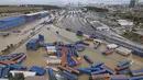 Air banjir yang meluap mempengaruhi lebih dari 1.750 rumah dan bisnis di kota tersebut, menurut kantor gubernur Istanbul. (Ugur Yildirim/dia images via AP)