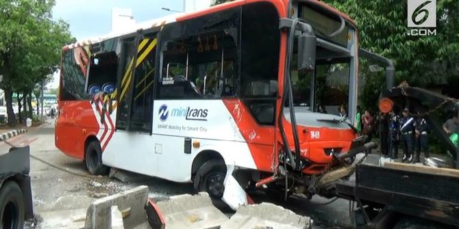 VIDEO: Detik-Detik Transjakarta Terguling di Jalan Gatot Subroto