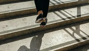 Naik Tangga Setiap Hari, Ini Manfaatnya bagi Jantung dan Otak