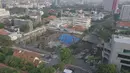 Foto aerial kondisi tanah di Jalan Raya Gubeng, Surabaya, Jawa Timur, Rabu (19/12). Jalan raya tersebut amblas sedalam sekitar 20 meter dengan lebar 30 meter pada Selasa malam. (Liputan6.com/Pool/FB Dishub Kota Surabaya)