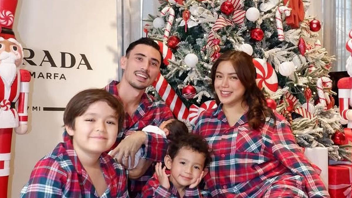8 Gaya Publik Figur Bersama Keluarga Tampil di Depan Pohon Natal Tahun Ini, Chelsea Olivia, Valerie Thomas, hingga Jessica Iskandar