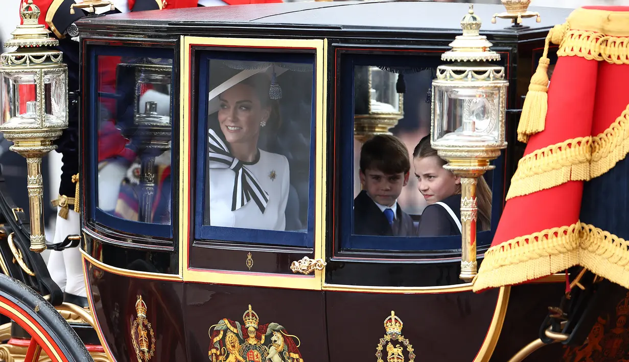 Princess of Wales juga ikut dalam prosesi kerajaan dengan menaiki kereta kuda bersama ketiga anaknya, yaitu Pangeran George, Putri Charlotte, dan Pangeran Louis. (HENRY NICHOLLS / AFP)