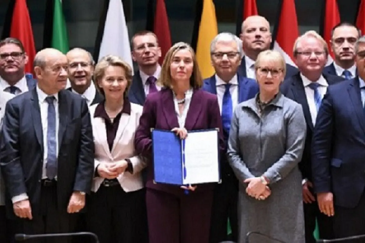 Kepala Kebijakan Luar Negeri Uni Eropa Federica Mogherini bersama dengan para Menteri Pertahanan dan Menteri Luar Negeri Uni Eropa