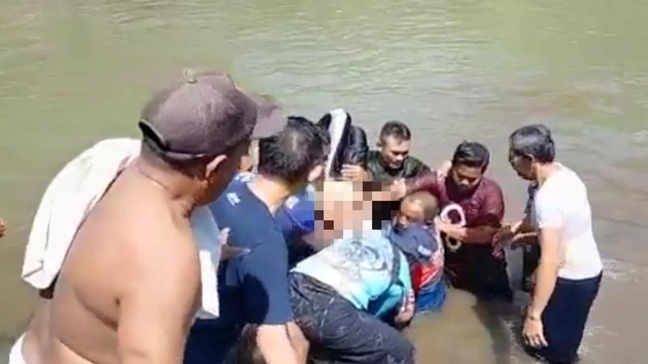 Jasad  Alfin  dievakuasi dari dasar Sungai Bedadung. (Istimewa)