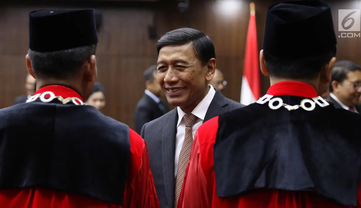 Menko Polhukam Wiranto menghadiri acara pengucapan sumpah jabatan Ketua dan Wakil Ketua MK Anwar Usman dan Aswanto, Jakarta, Senin (2/4). Sejumlah pejabat negara menghadiri acara pengucapan sumpah Ketua dan Wakil Ketua MK. (Liputan6.com/Immanuel Antonius)