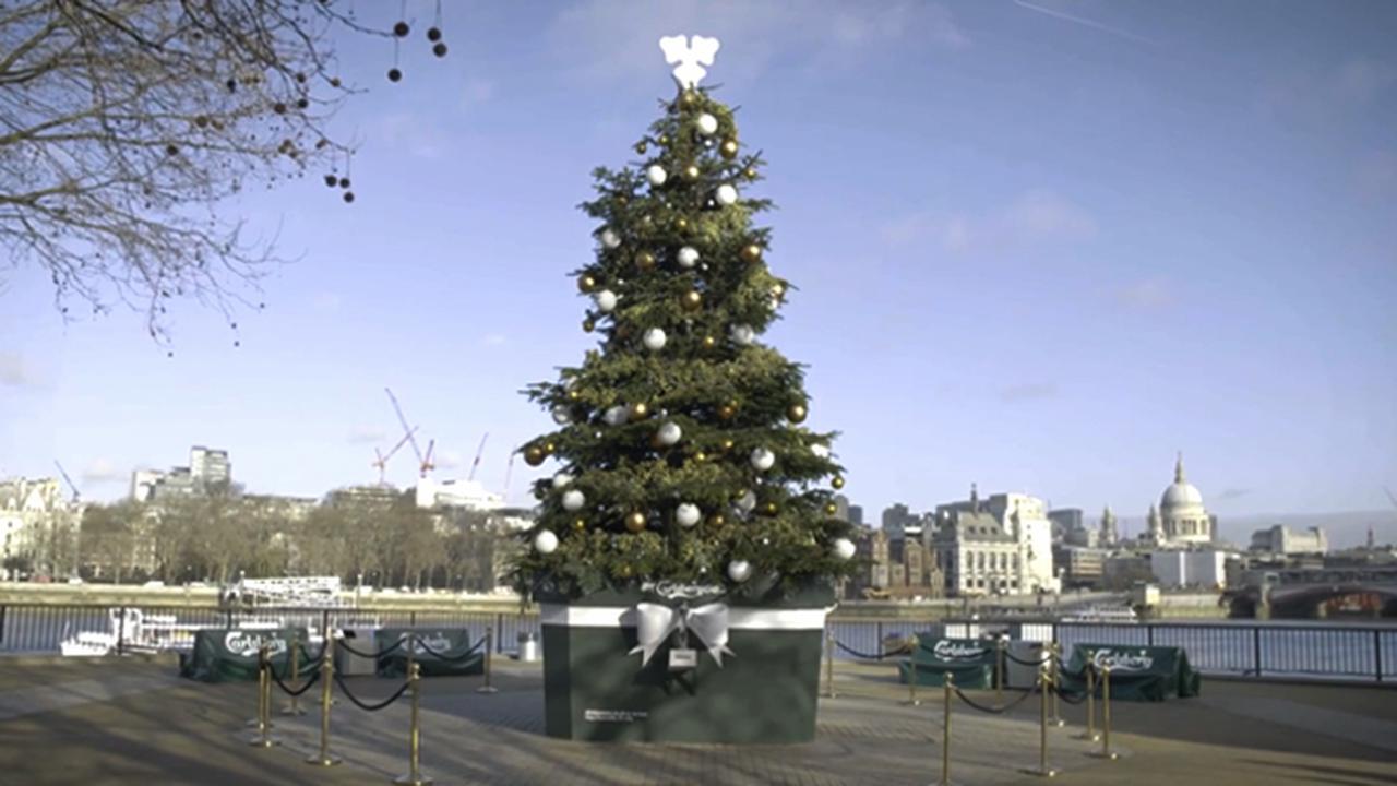 Unik, Pohon Natal Ini Menghadiahkan Bir