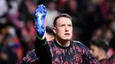 Bek Manchester United, Phil Jones melakukan pemanasan jelang laga leg pertama babak 16 besar Liga Champions 2021/2022 menghadapi Atletico Madrid di Wanda Metropolitano Stadium, Madrid (23/2/2022). Telah memperkuat Manchester United sejak 2011/2012, performa Phil Jones yang rentan dibekap cedera telah jauh menurun dalam beberapa musim terakhir. Bahkan musim ini ia sama sekali belum pernah dimainkan pelatih Erik ten Hag dan menjadi sinyal kontraknya tak akan diperpanjang akhir musim ini. (AFP/Oscar Del Pozo)