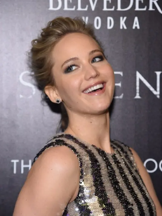 ‘Berapa banyak marshmallow yang bisa kamu masukkan ke dalam mulutmu?’ pembawa acara Josh Horowitz bertanya kepada mereka. Jennifer dengan cepat berkata, ‘Aku rasa aku bisa delapan,’. (AFP/Bintang.com)