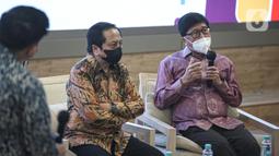CEO Vidio Sutanto Hartono (kanan) berbicara saat hadir dalam MoU Kerja sama di Kantor Smartfren, Jakarta, Kamis (7/7/2022). Vidio mengumumkan kerja sama strategis dengan penyedia layanan internet MyRepublic dan Smartfren. (Liputan6.com/Faizal Fanani)